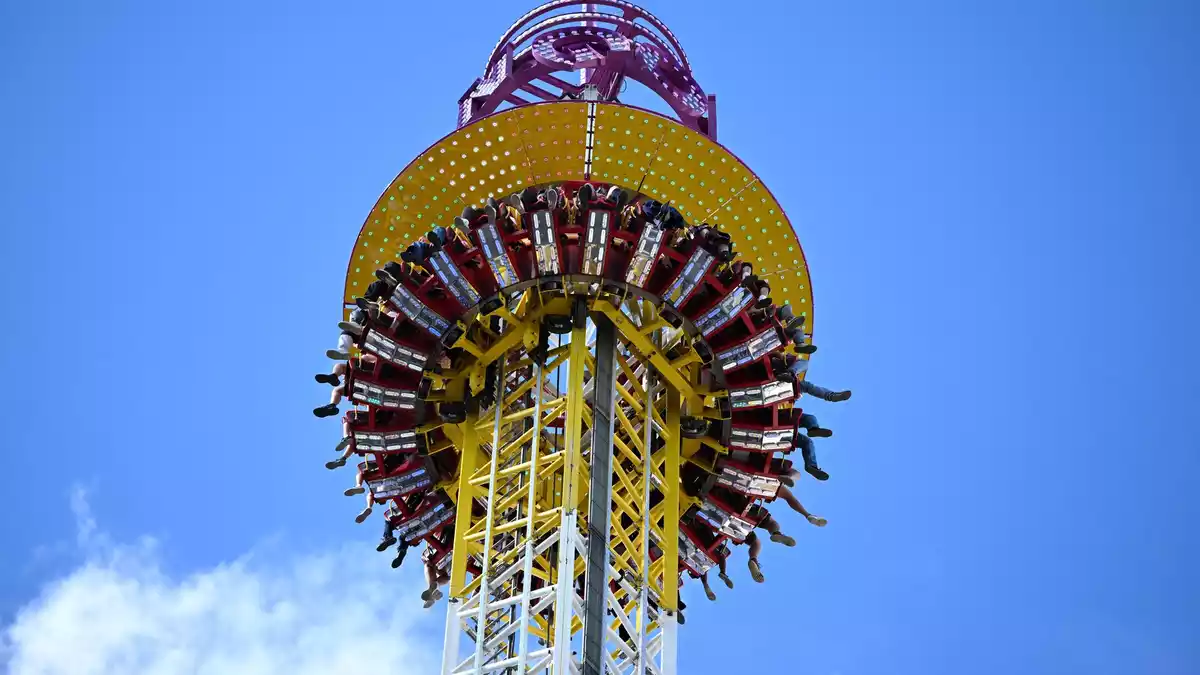 Fahrgeschäfte und weiß-blauer Himmel sorgten für gute Laune auf der Wiesn. - Bild: Sven Hoppe/dpa