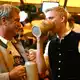 CSU-Chef Söder schaut Krause beim Trinken zu. - Bild: Sven Hoppe/dpa