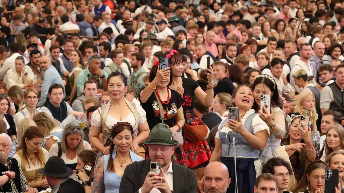 Es geht los - das Oktoberfest ist eröffnet.  - Bild: Karl-Josef Hildenbrand/dpa
