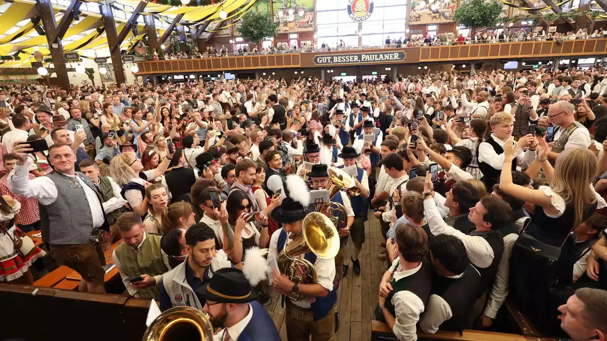 Die Festzelte sind schon gut gefüllt. - Bild: Karl-Josef Hildenbrand/dpa
