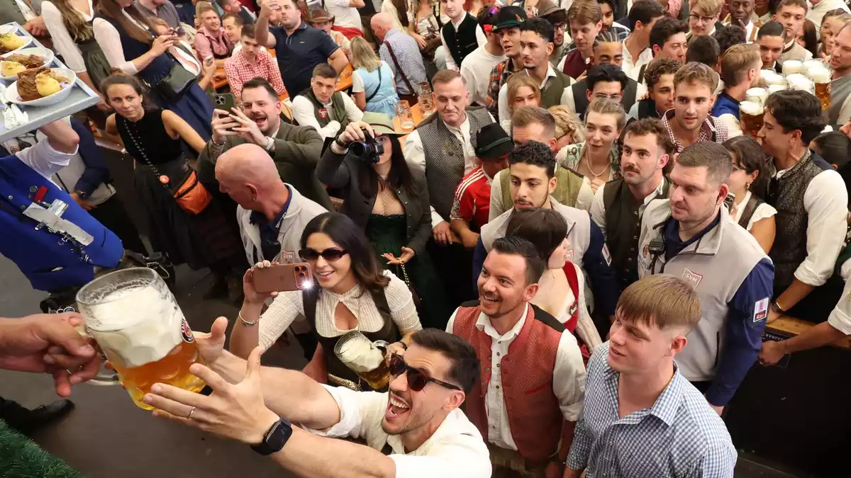 Das Warten hat ein Ende: Um 12 Uhr gibt es endlich Bier. - Bild: Karl-Josef Hildenbrand/dpa