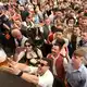 Das Warten hat ein Ende: Um 12 Uhr gibt es endlich Bier. - Bild: Karl-Josef Hildenbrand/dpa