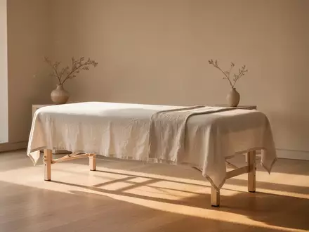 Ein minimalistischer Behandlungsraum mit einer schlichten Liege und weichem Tageslicht in einer ruhigen Wellness-Umgebung. - Foto: über boerse-global.de