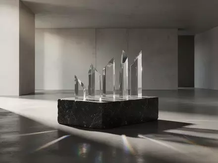 Ein minimalistischer Innenraum mit klaren Linien, poliertem Beton und abstrakten Glasprismen, die sanftes Licht reflektieren. - Foto: über boerse-global.de