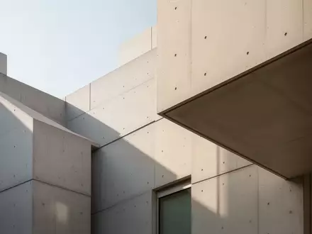 Architektonisches Detail eines modernen, sonnendurchfluteten Verwaltungsgebäudes mit geometrischen Linien. - Foto: über boerse-global.de