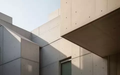 Architektonisches Detail eines modernen, sonnendurchfluteten Verwaltungsgebäudes mit geometrischen Linien. - Foto: über boerse-global.de