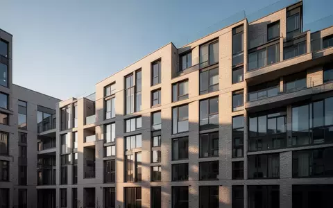 Moderne Fassade eines Wohnhauses bei Tageslicht, die den urbanen Wohnungsmarkt symbolisiert. - Foto: über boerse-global.de