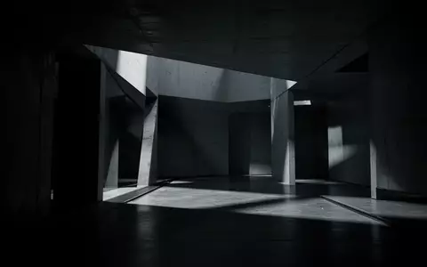 Ein minimalistischer, schattiger Innenraum mit strengen geometrischen Linien, der eine bedrohliche digitale Atmosphäre vermittelt. - Foto: über boerse-global.de