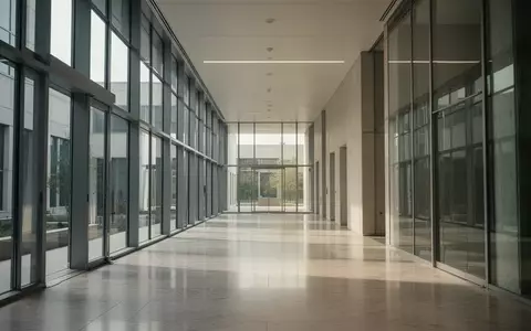 Ein minimalistischer, lichtdurchfluteter Flur in einem modernen Gerichtsgebäude mit poliertem Boden und klaren architektonischen Linien. - Foto: über boerse-global.de