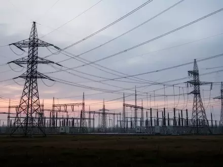 Hochspannungsmasten und Stromleitungen einer Umspannanlage in der Dämmerung. - Foto: über boerse-global.de