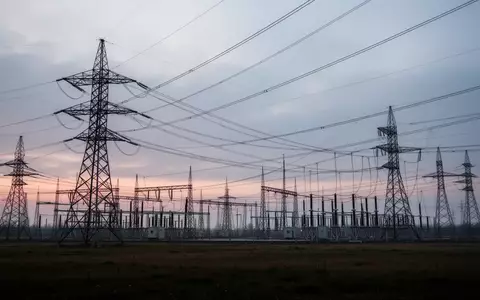 Hochspannungsmasten und Stromleitungen einer Umspannanlage in der Dämmerung. - Foto: über boerse-global.de
