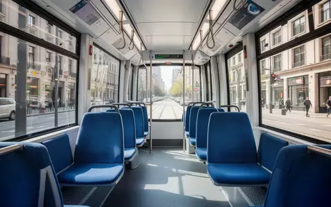 Leerer Innenraum einer modernen Straßenbahn mit blauen Sitzen bei Tageslicht. - Foto: über boerse-global.de