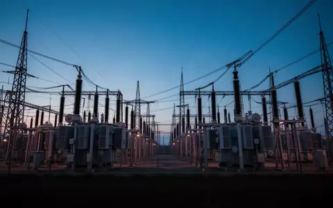 Eine weitläufige Hochspannungs-Umspannanlage bei Dämmerung, die die massive technologische Infrastruktur symbolisiert. - Foto: über boerse-global.de
