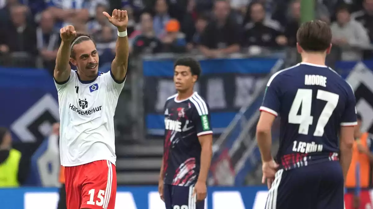 Jubel über das 2:0: HSV-Torschütze Yussuf Poulsen (l).  - Bild: Marcus Brandt/dpa