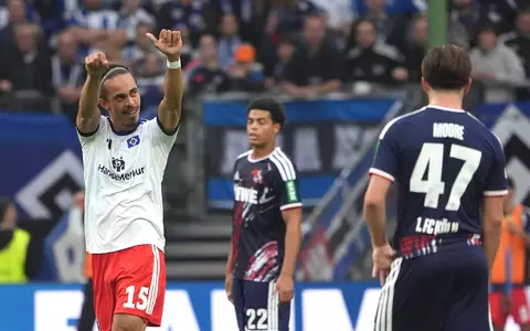 Jubel über das 2:0: HSV-Torschütze Yussuf Poulsen (l).  - Foto: Marcus Brandt/dpa