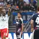 Jubel über das 2:0: HSV-Torschütze Yussuf Poulsen (l).  - Bild: Marcus Brandt/dpa