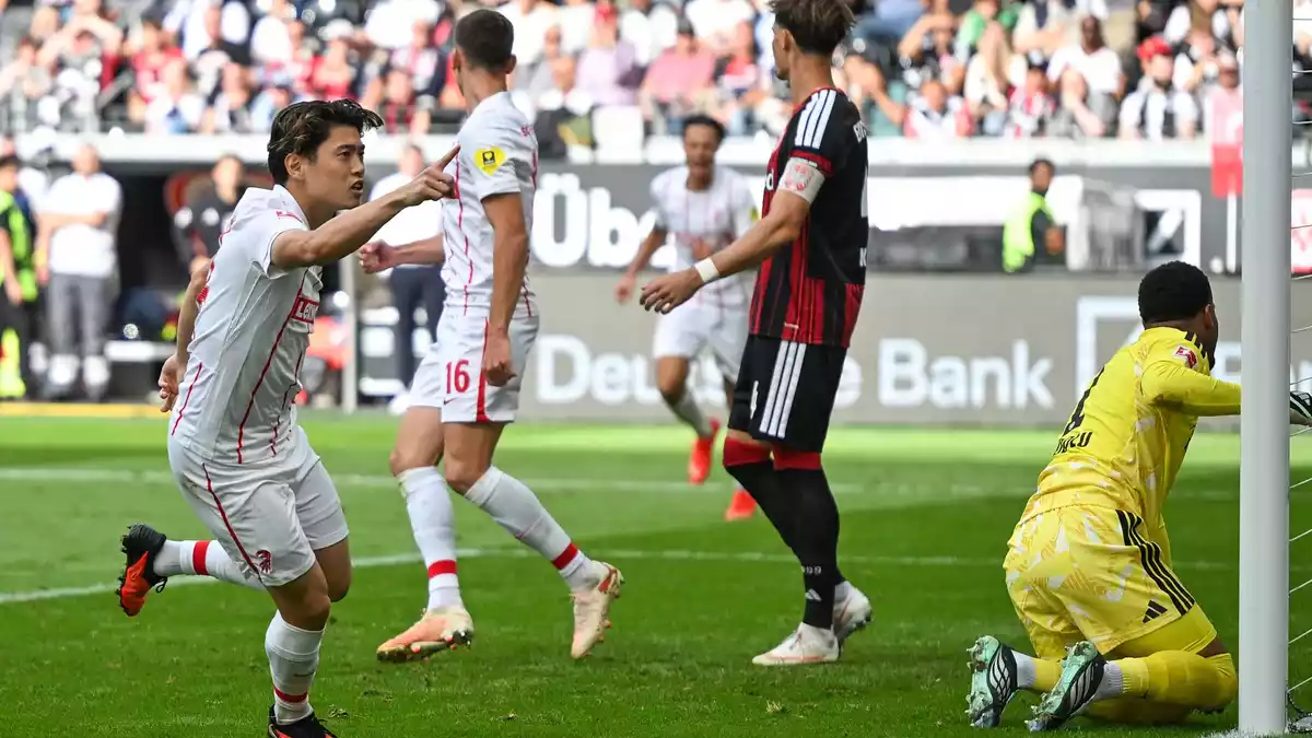 Machtlos beim 2:2 durch Suzuki: Noah Atubolu im Eintracht-Tor. - Bild: Florian Wiegand/dpa