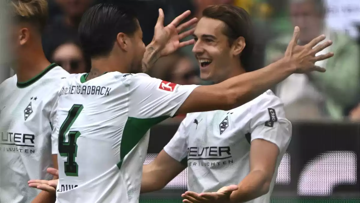 Florian Neuhaus (r) brachte die Borussia früh in Führung. - Bild: Federico Gambarini/dpa