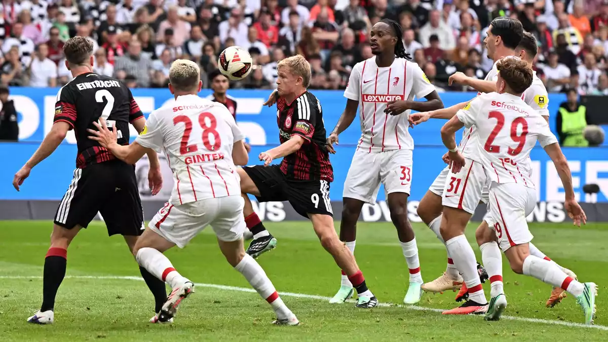 Der SC Freiburg musste bei Eintracht Frankfurt hart kämpfen. - Bild: Florian Wiegand/dpa
