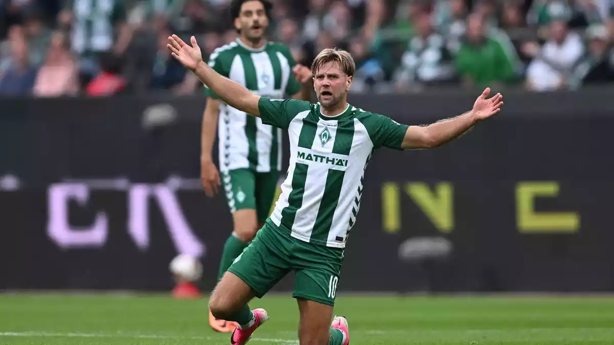 Schon wieder getroffen: Werders Stürmer Niclas Füllkrug im Spiel gegen den FC Augsburg. - Bild: David Inderlied/dpa