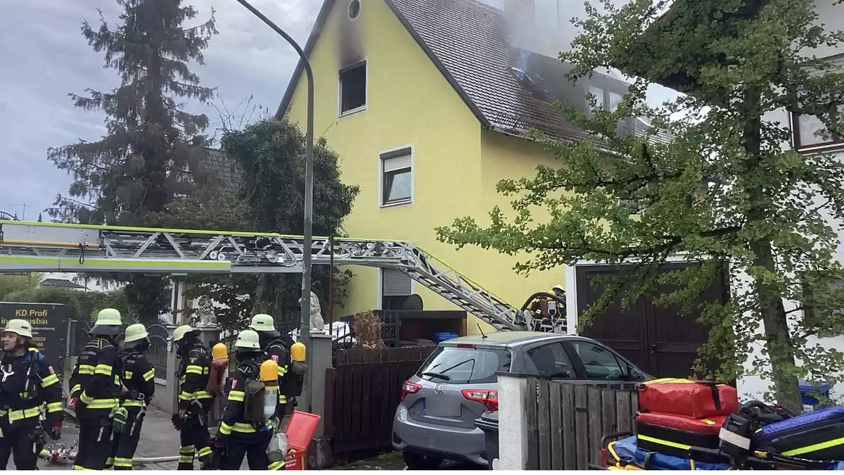 FW-M: Zimmerbrand breitet sich auf Dachstuhl aus (Forstenried) - Bild: presseportal.de