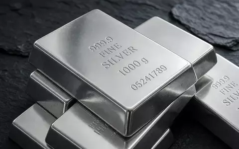 Gestapelte Silberbarren auf einer dunklen Schieferplatte bei natürlichem Lichteinfall. - Foto: über boerse-global.de