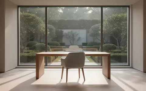 Ein minimalistisches, helles Büro mit Blick in einen ruhigen Garten, das eine Atmosphäre von Fokus und Klarheit vermittelt. - Foto: über boerse-global.de