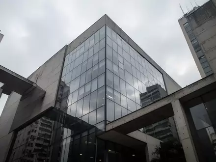 Moderne Glas- und Betonarchitektur eines Finanzgebäudes in São Paulo unter einem bewölkten Himmel. - Foto: über boerse-global.de