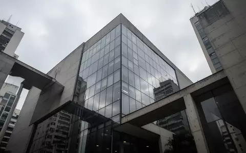 Moderne Glas- und Betonarchitektur eines Finanzgebäudes in São Paulo unter einem bewölkten Himmel. - Foto: über boerse-global.de