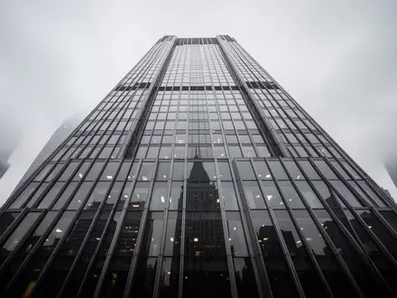 Eine moderne Glasfassade eines Hochhauses vor einem bewölkten Himmel. - Foto: über boerse-global.de