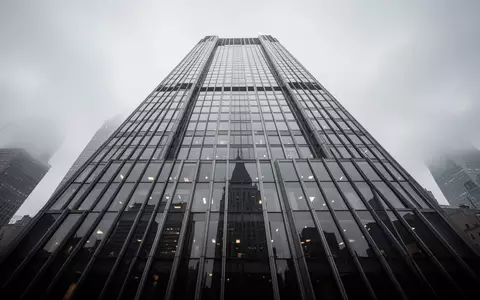 Eine moderne Glasfassade eines Hochhauses vor einem bewölkten Himmel. - Foto: über boerse-global.de