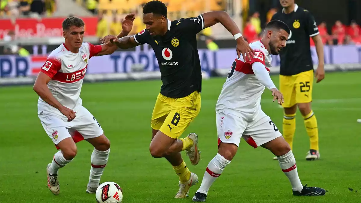 Stand in der Stuttgarter Startelf: VfB-Stürmer Deniz Undav (r). - Bild: Jan-Philipp Strobel/dpa