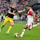 Bloß weg damit: Stuttgarts Josha Vagnoman (r) holt aus, beobachtet von BVB-Spieler Daniel Svensson. - Bild: Jan-Philipp Strobel/dpa
