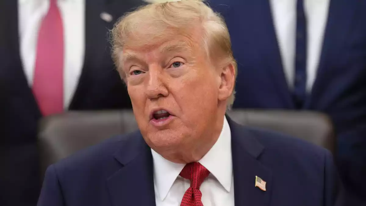 US-Präsident Donald Trump schließt aus, dass die USA für ein gedrosseltes Tempo bei der KI-Entwicklung sorgen. (Archivbild) - Bild: Jacquelyn Martin/AP/dpa