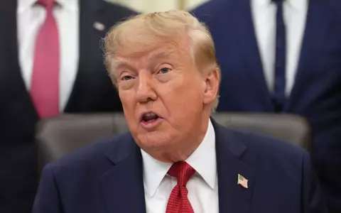 US-Präsident Donald Trump schließt aus, dass die USA für ein gedrosseltes Tempo bei der KI-Entwicklung sorgen. (Archivbild) - Foto: Jacquelyn Martin/AP/dpa