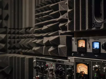 Nahaufnahme von professionellem Audio-Equipment und akustischen Paneelen in einem Aufnahmestudio. - Foto: über boerse-global.de