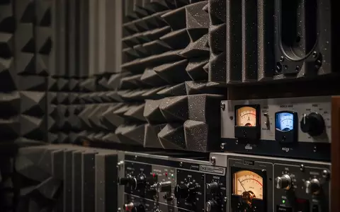 Nahaufnahme von professionellem Audio-Equipment und akustischen Paneelen in einem Aufnahmestudio. - Foto: über boerse-global.de