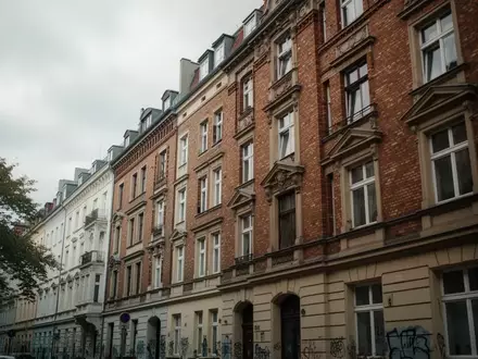 Außenansicht eines Berliner Wohngebäudes in Kreuzberg an einem bewölkten Tag. - Foto: über boerse-global.de