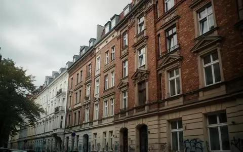 Außenansicht eines Berliner Wohngebäudes in Kreuzberg an einem bewölkten Tag. - Foto: über boerse-global.de