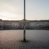 Ein leerer, historischer Stadtplatz in einer deutschen Großstadt bei Dämmerung mit Kopfsteinpflaster und Architektur. - Foto: über boerse-global.de
