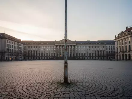 Ein leerer, historischer Stadtplatz in einer deutschen Großstadt bei Dämmerung mit Kopfsteinpflaster und Architektur. - Foto: über boerse-global.de