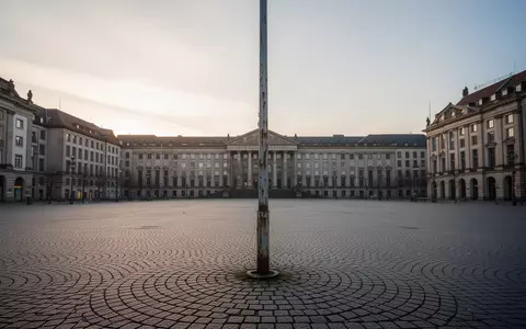 Ein leerer, historischer Stadtplatz in einer deutschen Großstadt bei Dämmerung mit Kopfsteinpflaster und Architektur. - Foto: über boerse-global.de