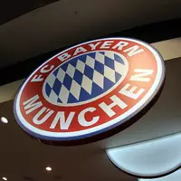 Logo des FC Bayern München in einem Fanshop (Archiv) - Foto: via dts Nachrichtenagentur