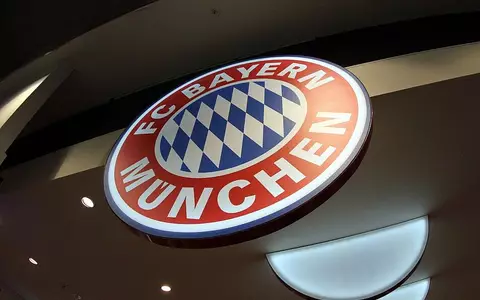 Logo des FC Bayern München in einem Fanshop (Archiv) - Foto: via dts Nachrichtenagentur