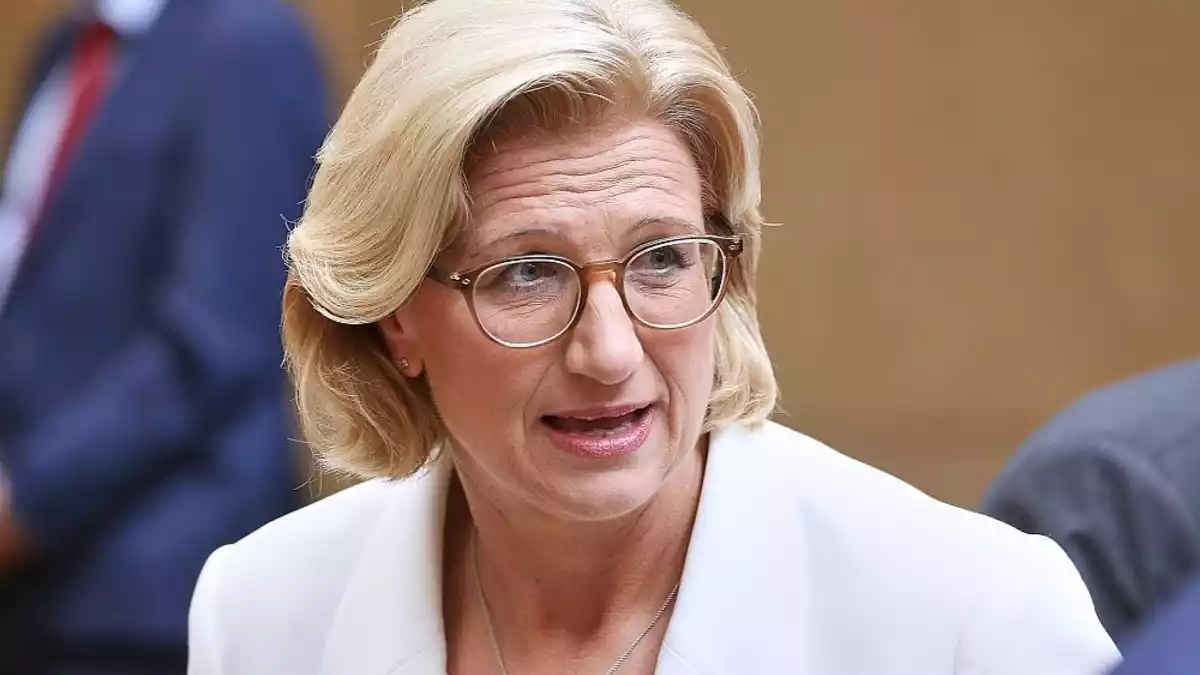 Rehlinger kritisiert Verzögerungen beim Tankrabatt