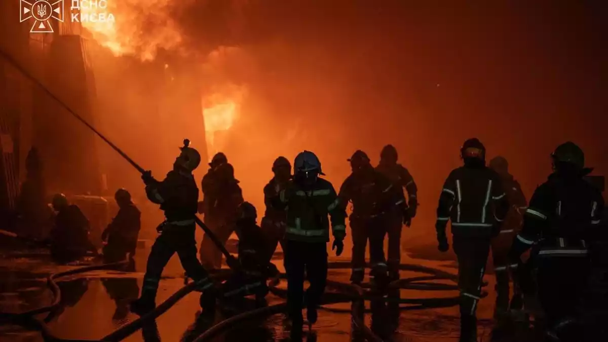 Auch das Kiewer Umland wird regelmäßig mit russischen Drohnen- und Raketenangriffen überzogen. (Archivbild) - Bild: -/Ukrainian Emergency Service via AP/dpa