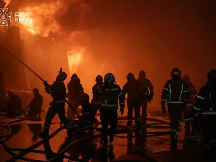 Auch das Kiewer Umland wird regelmäßig mit russischen Drohnen- und Raketenangriffen überzogen. (Archivbild) - Foto: -/Ukrainian Emergency Service via AP/dpa