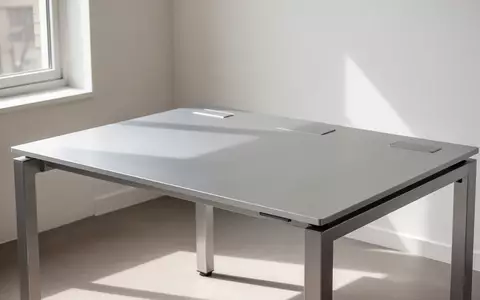 Ein minimalistischer, heller Arbeitsplatz mit einer sauberen Metalloberfläche und natürlichem Lichteinfall. - Foto: über boerse-global.de
