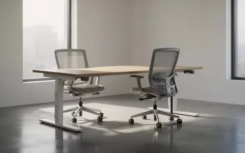 Ein minimalistisch gestalteter, heller Arbeitsplatz mit einem höhenverstellbaren Schreibtisch und einem ergonomischen Stuhl in einem sonnendurchfluteten Raum. - Foto: über boerse-global.de