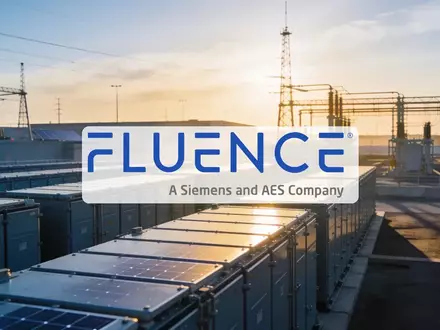 Moderne industrielle Speicheranlage für erneuerbare Energien in einer weitläufigen, sonnendurchfluteten Landschaft. - Foto: über boerse-global.de